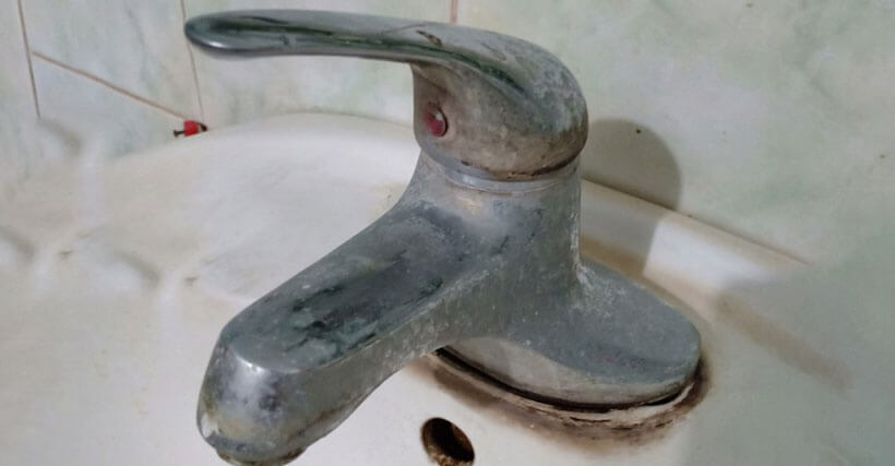 Vòi nước bị han rỉ 